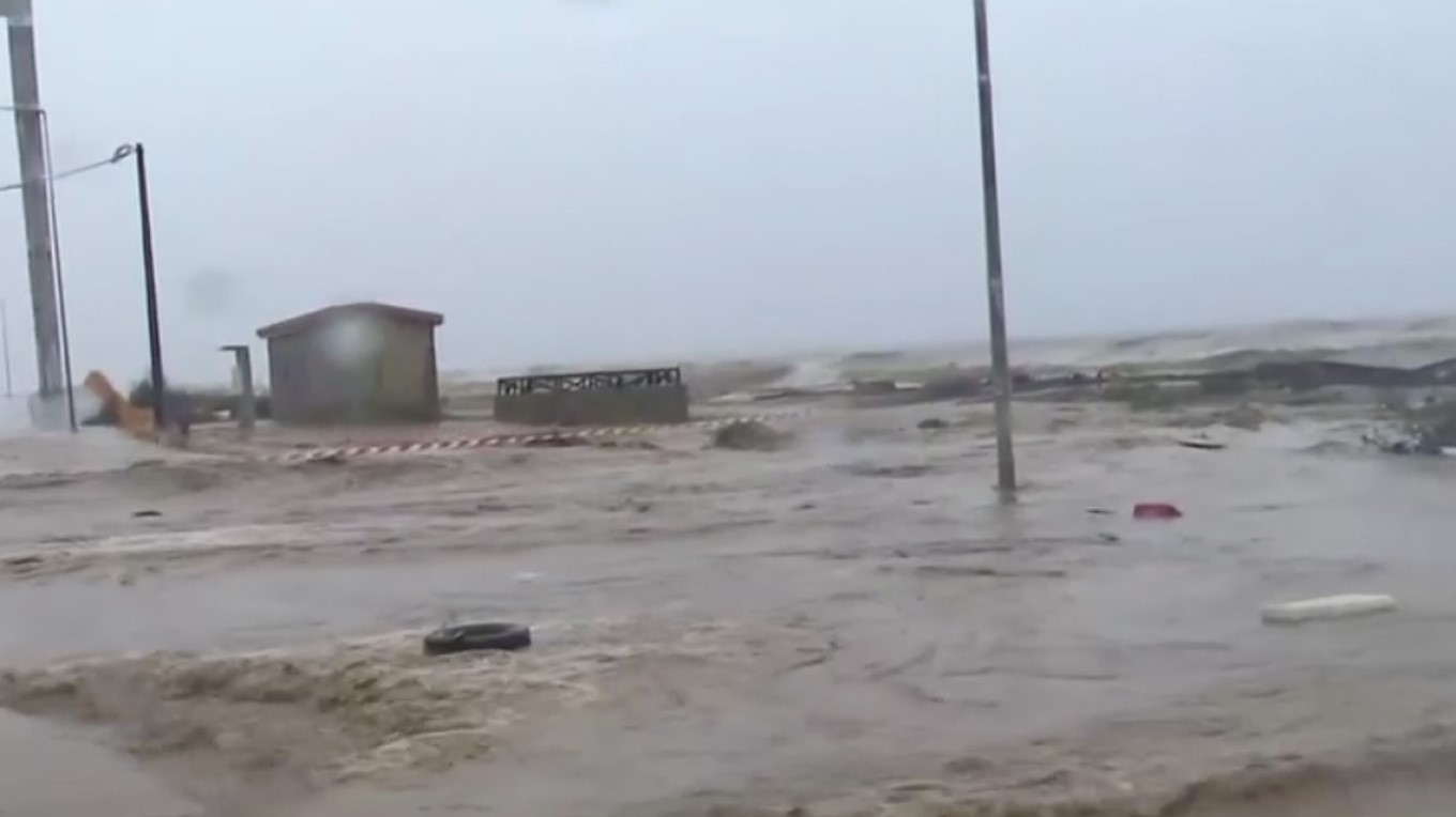 Προβλήματα στα παράλια από την κακοκαιρία